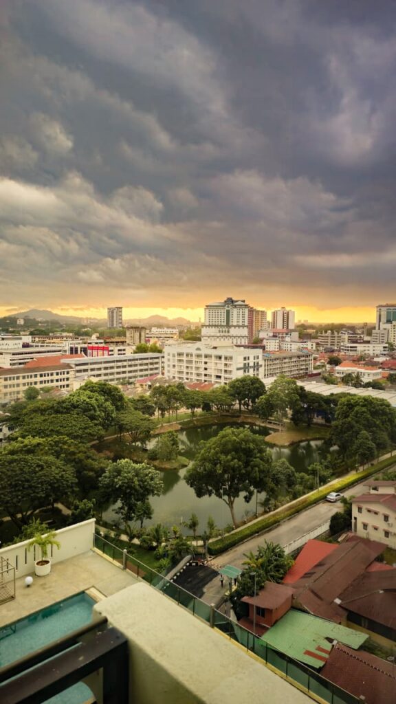 Pemandangan matahari terbit dari jendela kamar hotel Melaka.