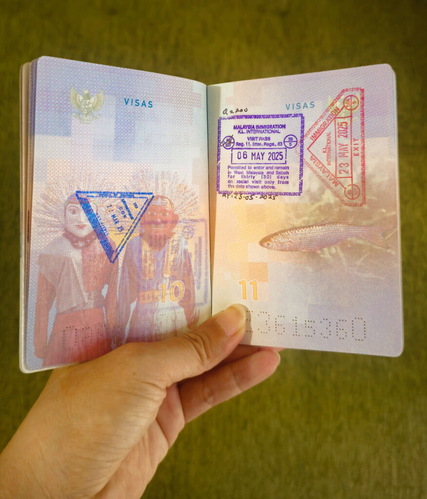 Stempel paspor perjalanan solo 18 hari di Malaysia oleh Septinda, travel storyteller