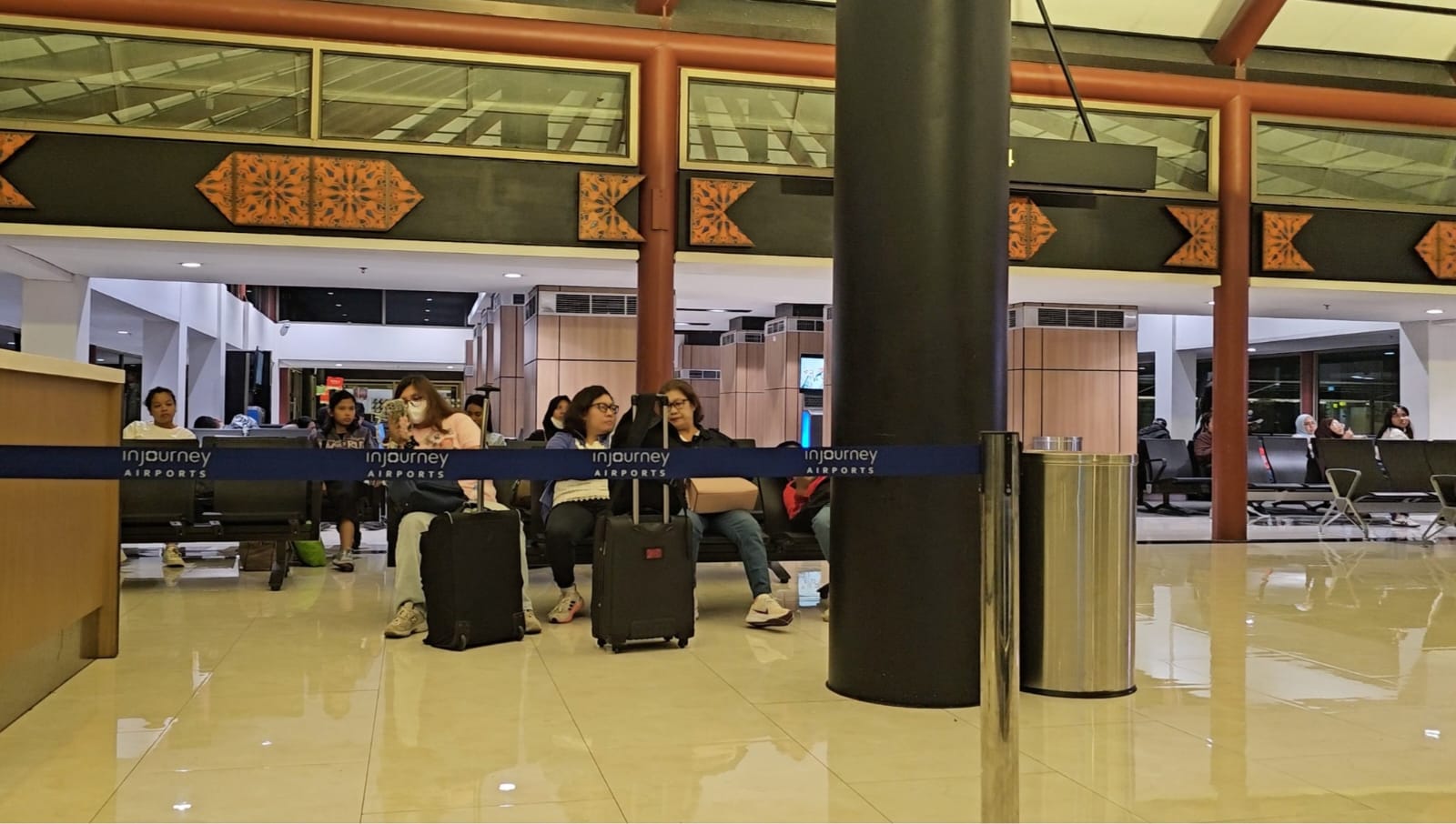 Deretan kursi bandara Soekarno Hatta yang tidak penuh. Menuju keberangkatan Solo Traveling 18 hari di Malaysia.