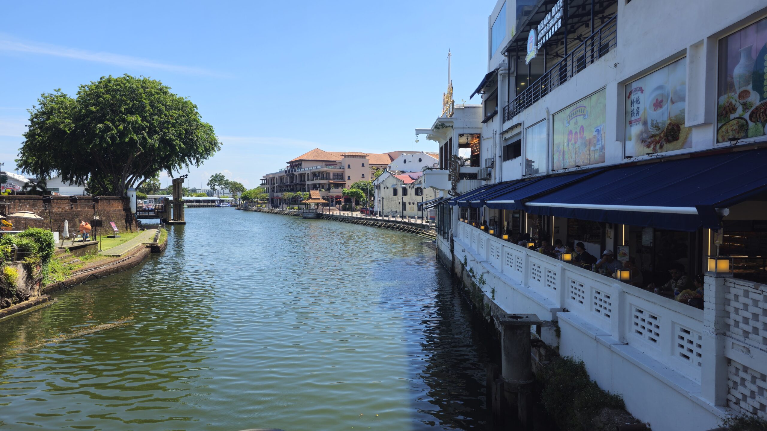 Pemandangan sungai Melaka di Jonker Street. Para turis menghabiskan waktu sore hari menikmati secangkir kopi dengan pemandangan sungai